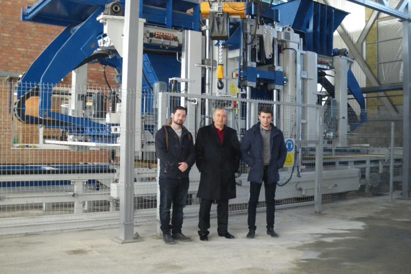 Машина для производства блоков с замковым соединением