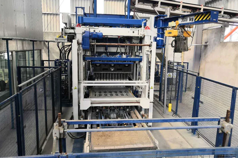 Машина для производства блоков с замковым соединением