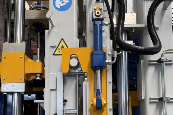 Полностью автоматическая машина для изготовления блоков