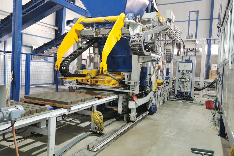 Машина для производства больших досок с одним поддоном