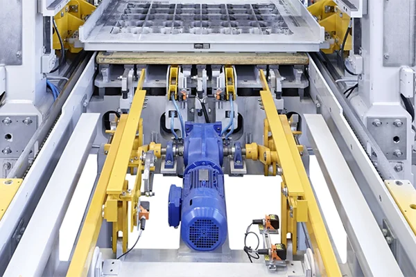 Машина для производства больших досок с одним поддоном